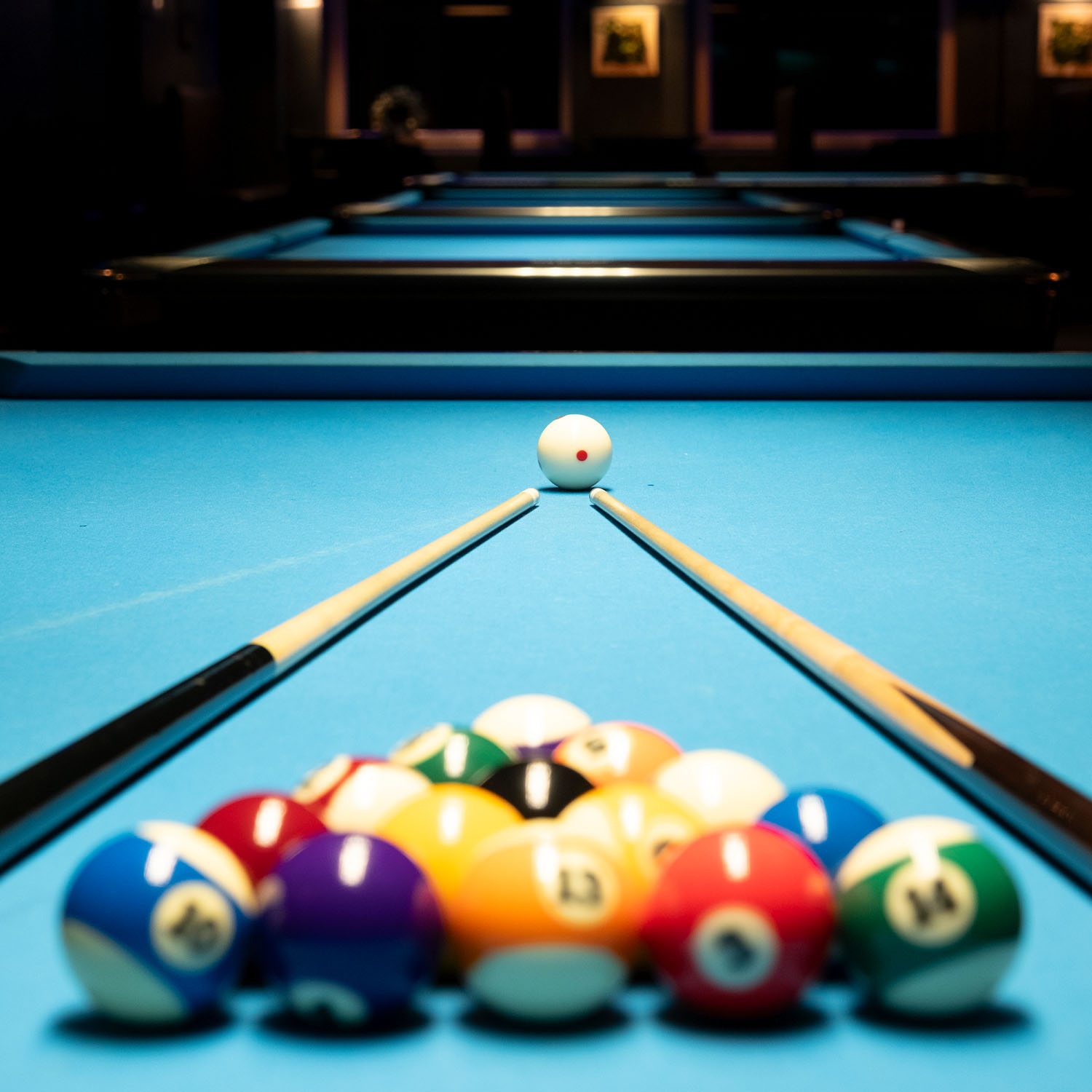 Folk spiller spill i baren i Bergen sentrum